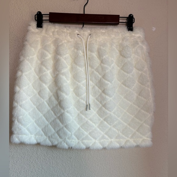 NWT Hot & Delicious White Quilted Faux Fur Drawstring Mini Skirt L - Picture 2 of 8